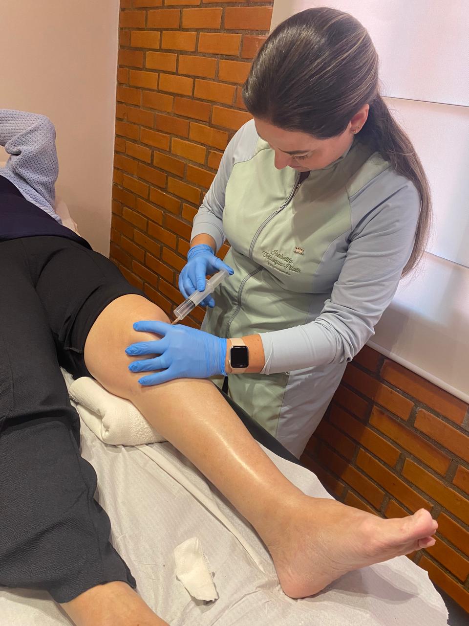Detalhe da aplicação de ozonioterapia conduzida pela Dra. Isabelita na articulação do joelho