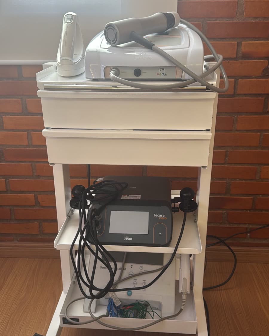Carrinho com os aparelhos de fisioterapia usados no consultório da Dra. Celiane
