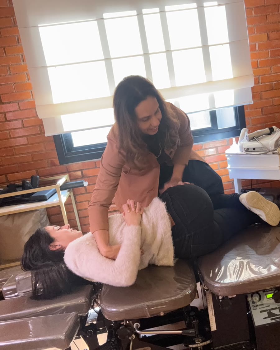 Dra. Celiane realizando uma manipulação da coluna com a paciente deitada de lado